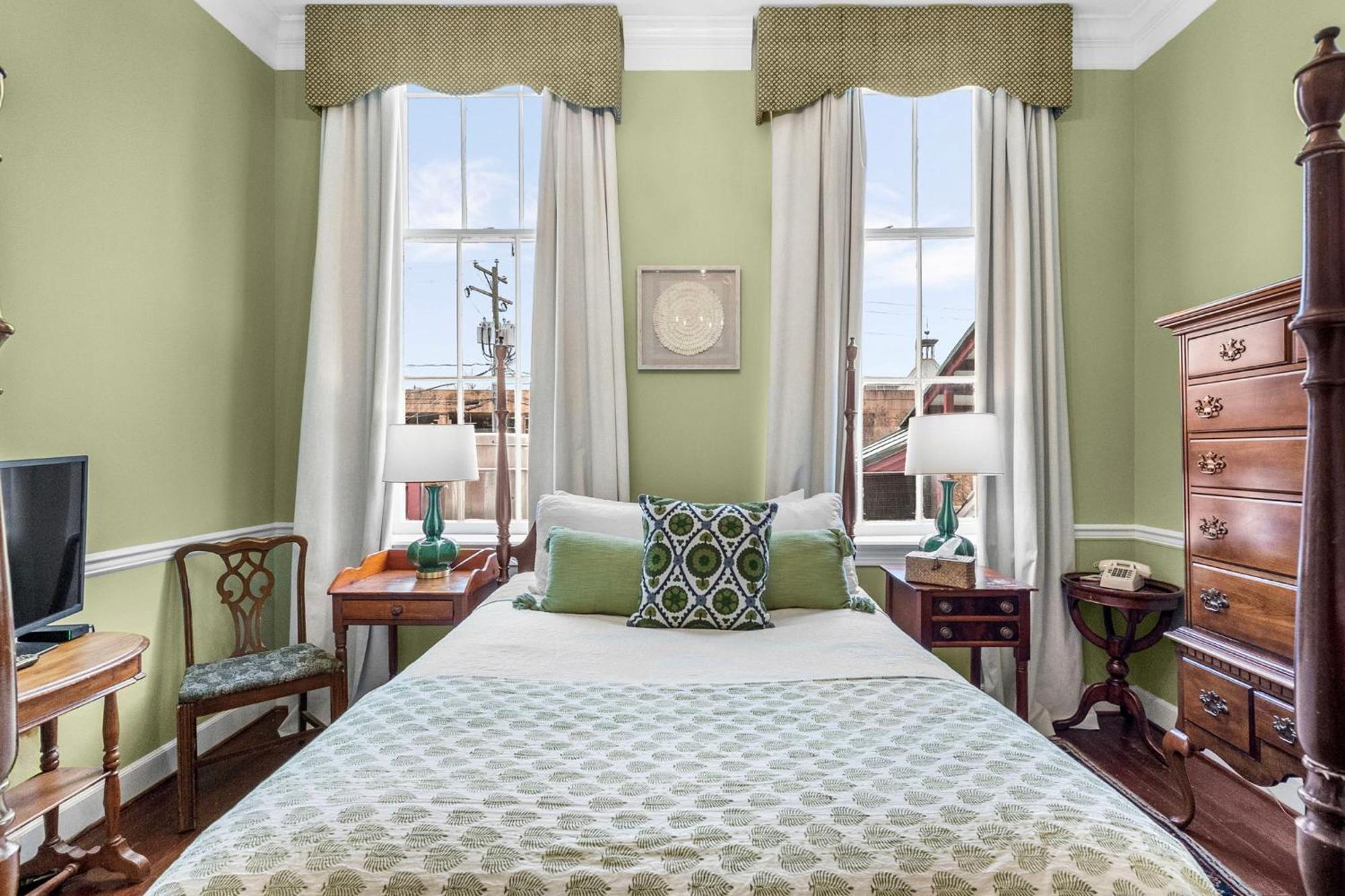 Leesburg Colonial Inn Bagian luar foto