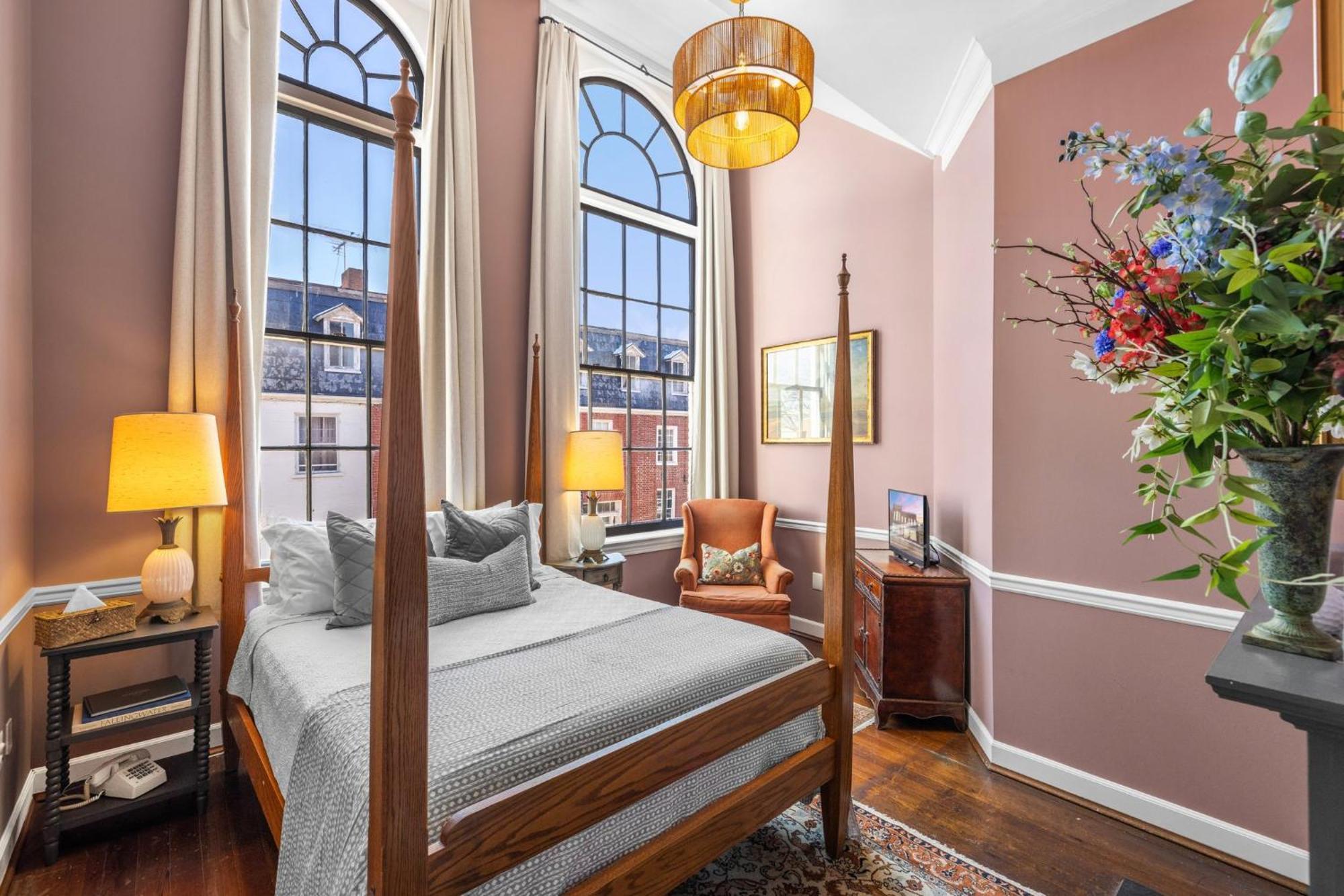 Leesburg Colonial Inn Bagian luar foto