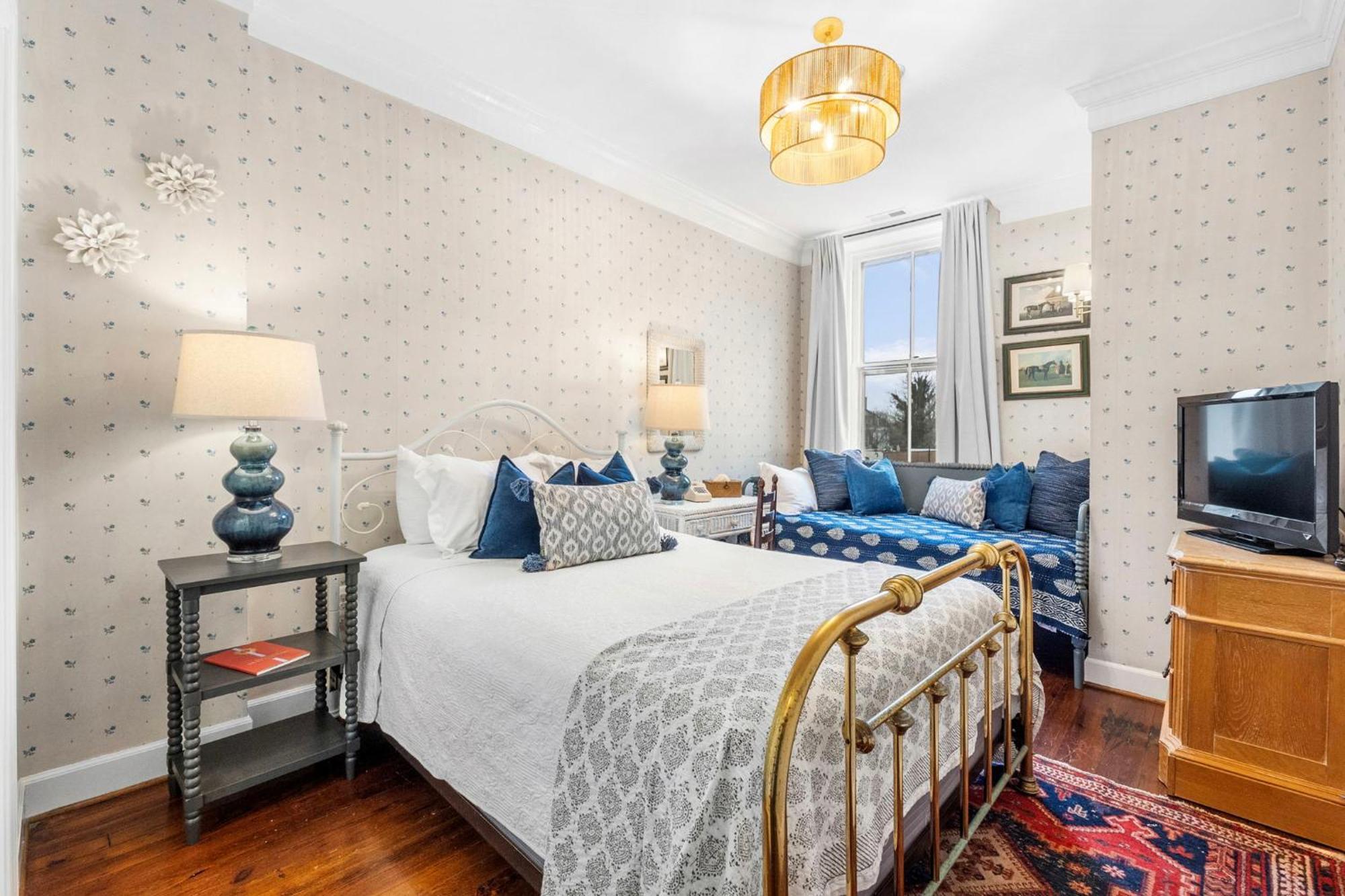 Leesburg Colonial Inn Bagian luar foto